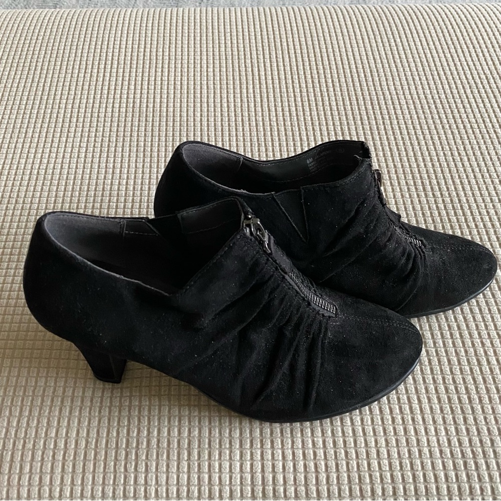 AEROSOLES Like New Suede Booties.